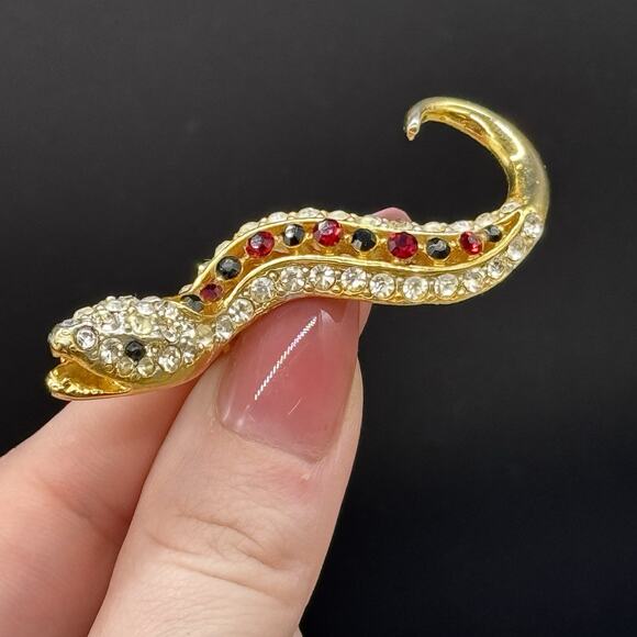 VINTAGE CINER Signed Crystal & Enamel Coiled Snake Brooch Pin Black Green Eyes - Picture 1 of 14